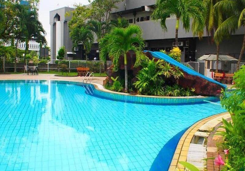 Отель The Putra Regency