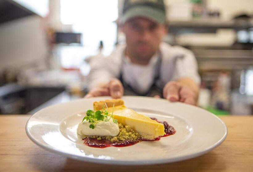 בית מלון כפרי The White Swan