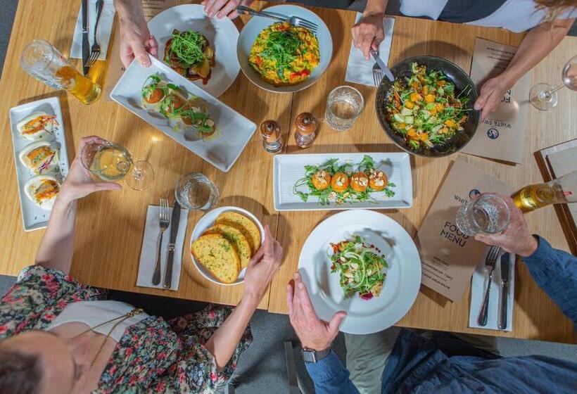 בית מלון כפרי The White Swan