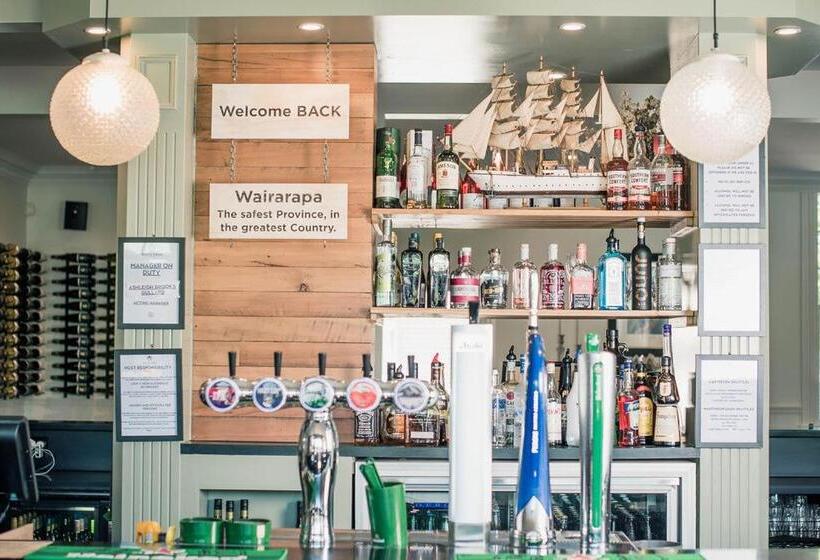 בית מלון כפרי The White Swan