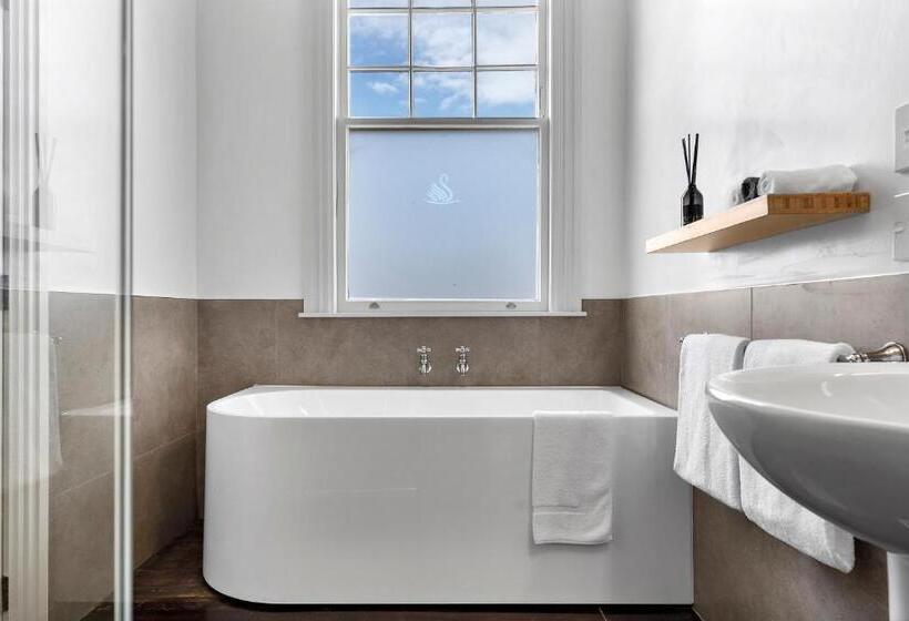 בית מלון כפרי The White Swan