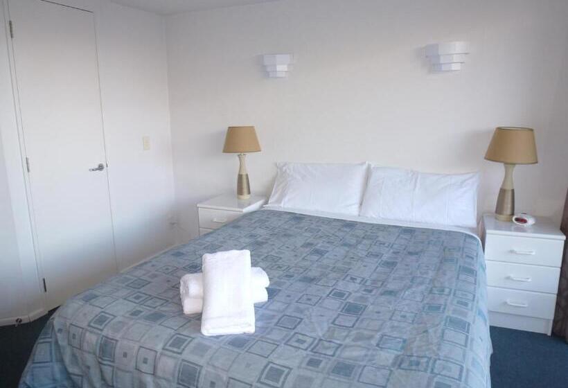 Lakefront Apartments,18 Lake Esplanade Road