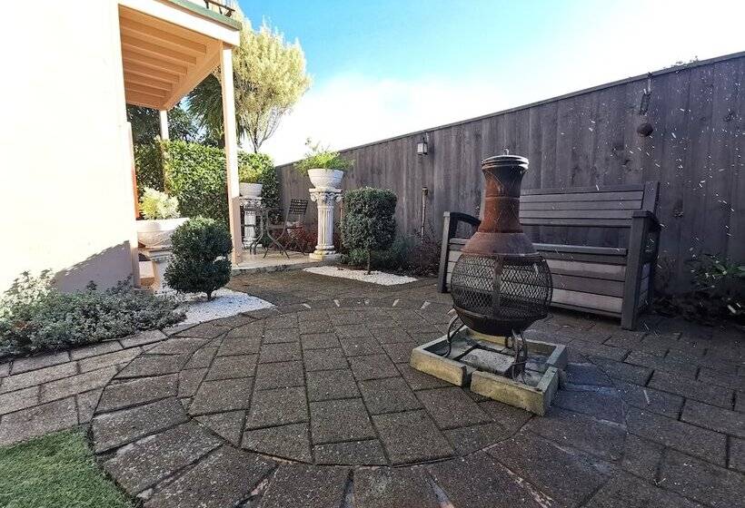 Les Troupes Apartments