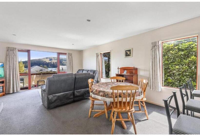 Les Troupes Apartments