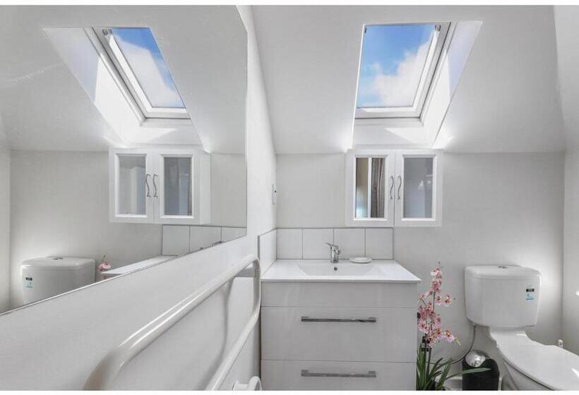 Les Troupes Apartments