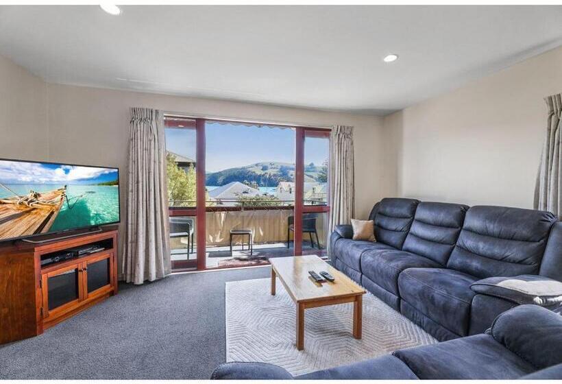 Les Troupes Apartments