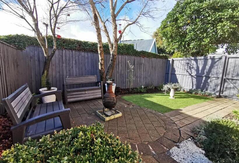 Les Troupes Apartments