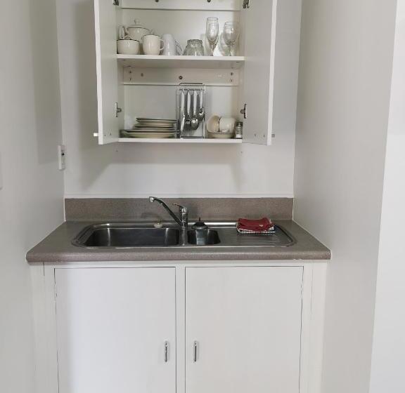 Les Troupes Apartments