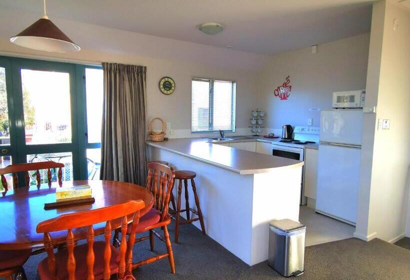 Les Troupes Apartments