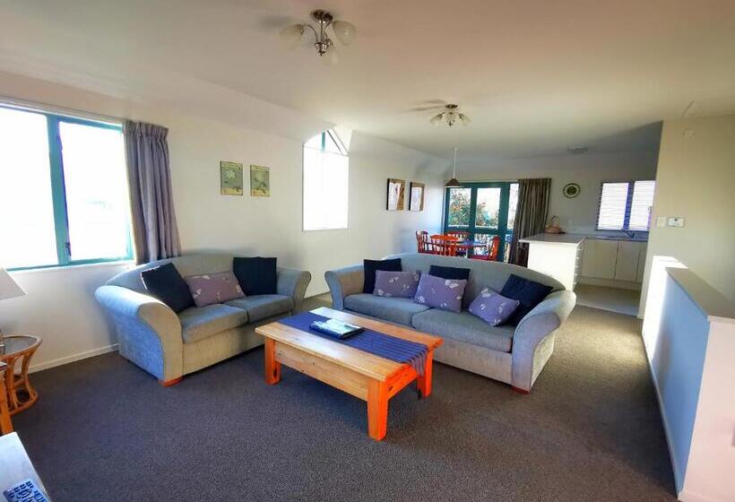 Les Troupes Apartments