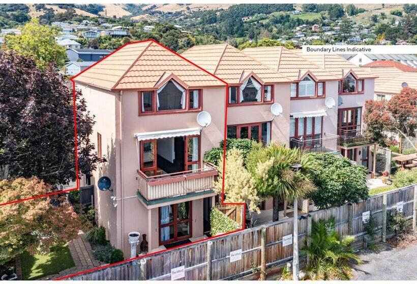 Les Troupes Apartments