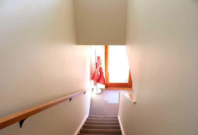 Les Troupes Apartments