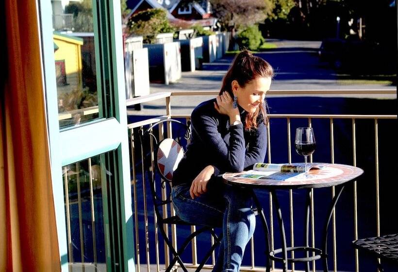 Les Troupes Apartments