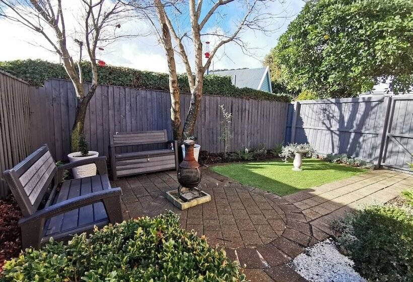 Les Troupes Apartments