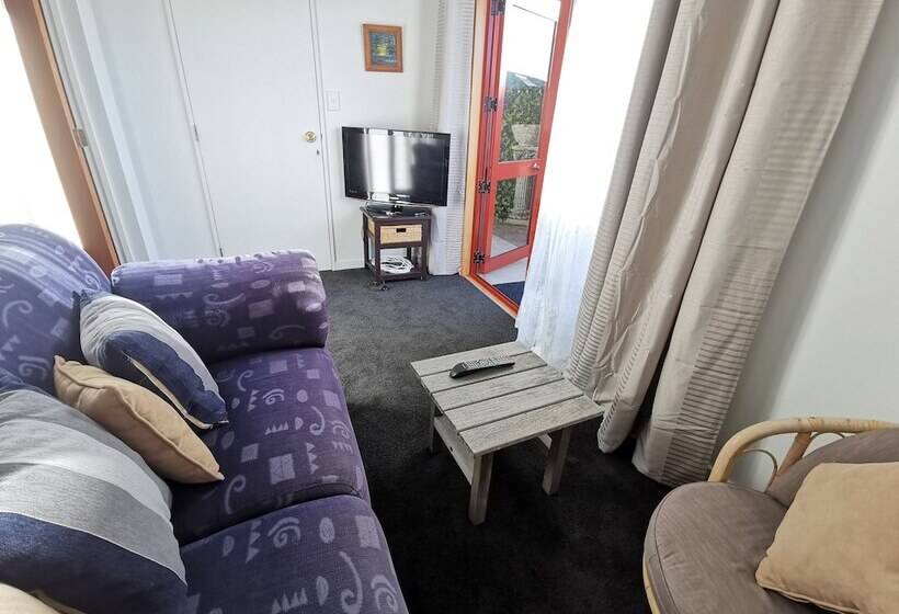 Les Troupes Apartments