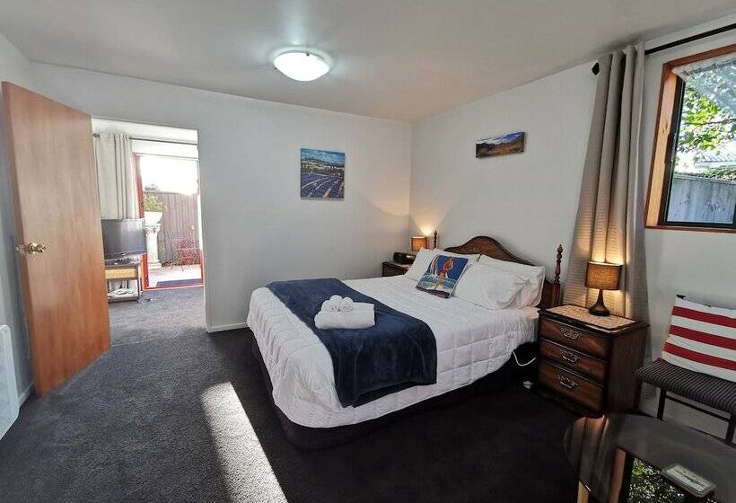 Les Troupes Apartments