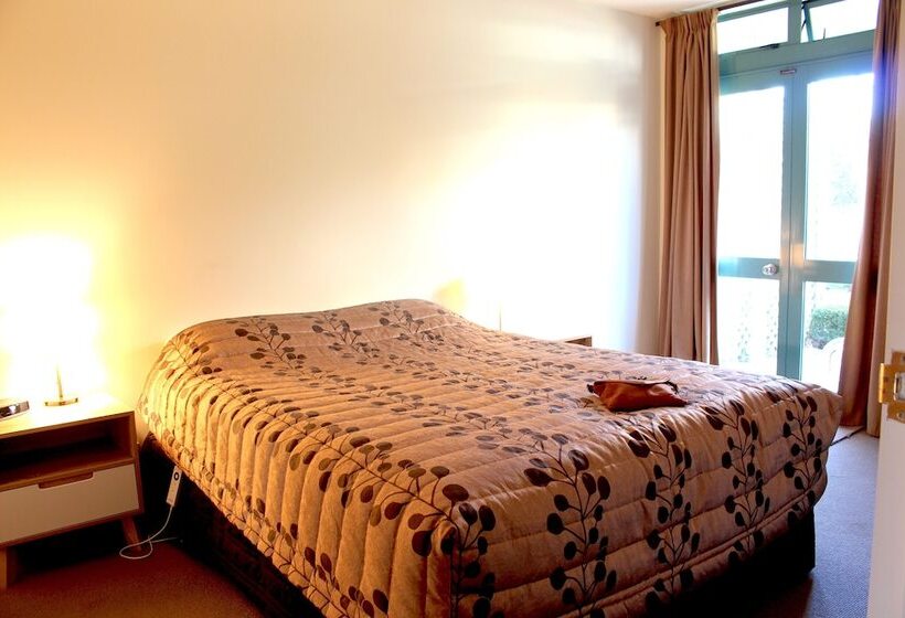 Les Troupes Apartments