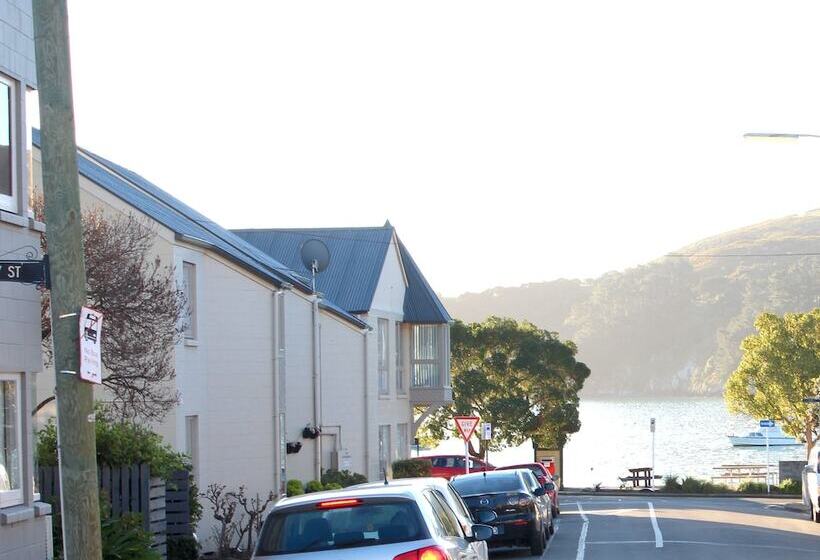 Les Troupes Apartments