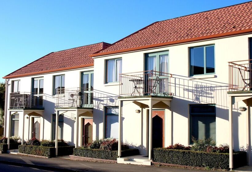 Les Troupes Apartments