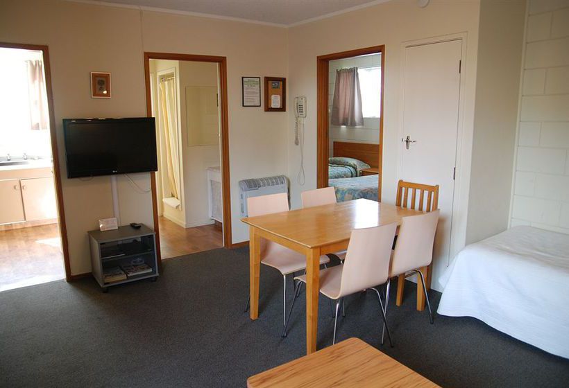 Manhattan Lodge Motel