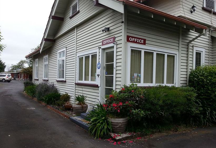 Manhattan Lodge Motel