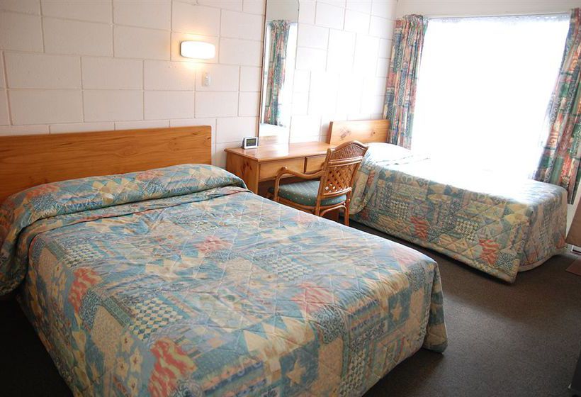 Manhattan Lodge Motel