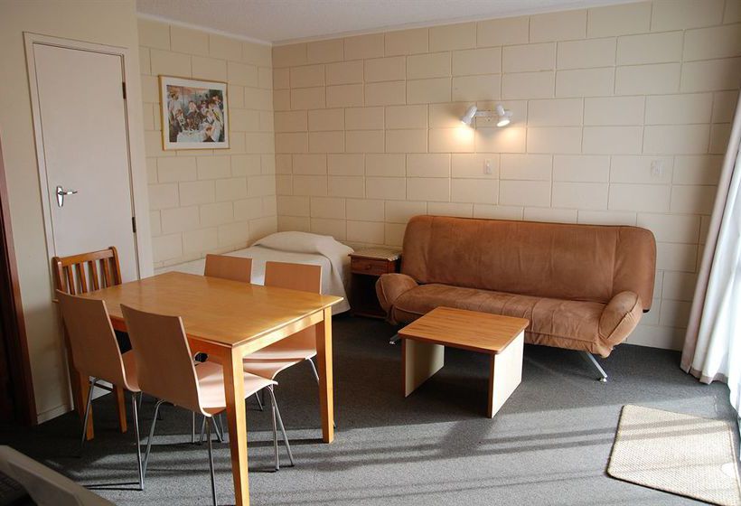 Manhattan Lodge Motel