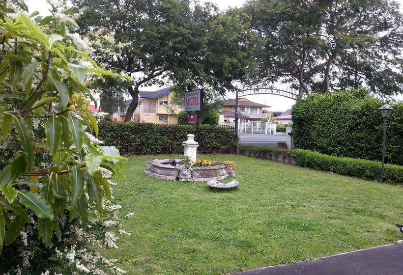 Manhattan Lodge Motel