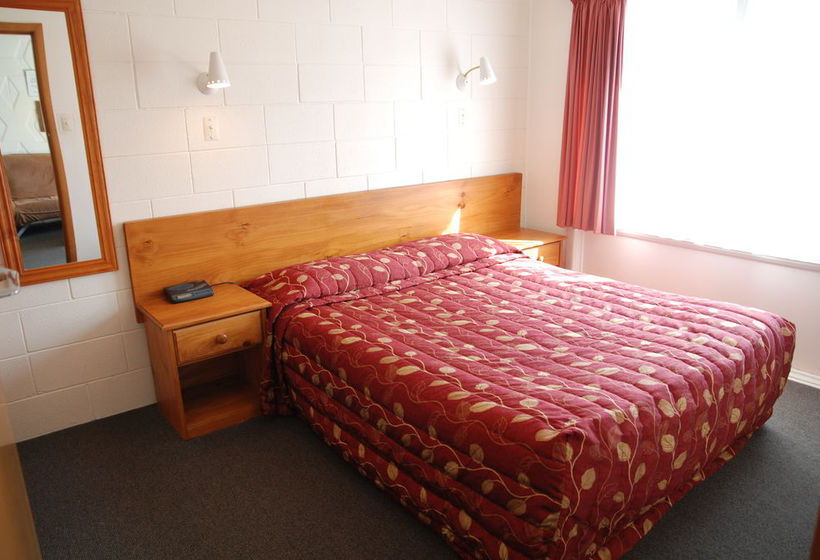 Manhattan Lodge Motel