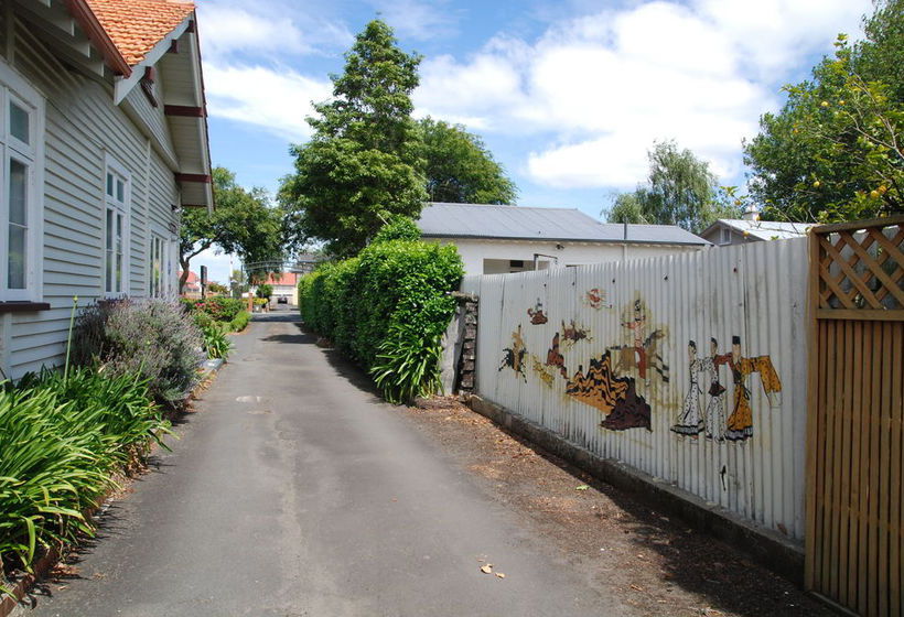 Manhattan Lodge Motel