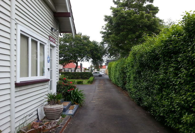 Manhattan Lodge Motel