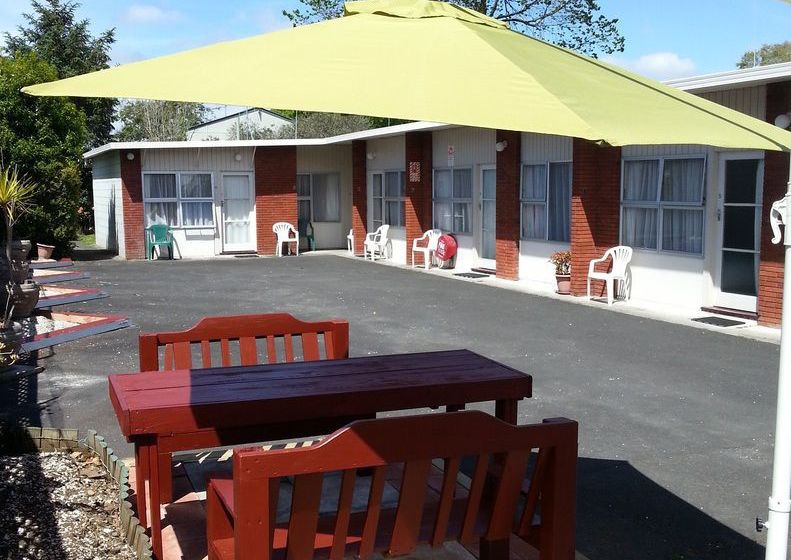 Manhattan Lodge Motel