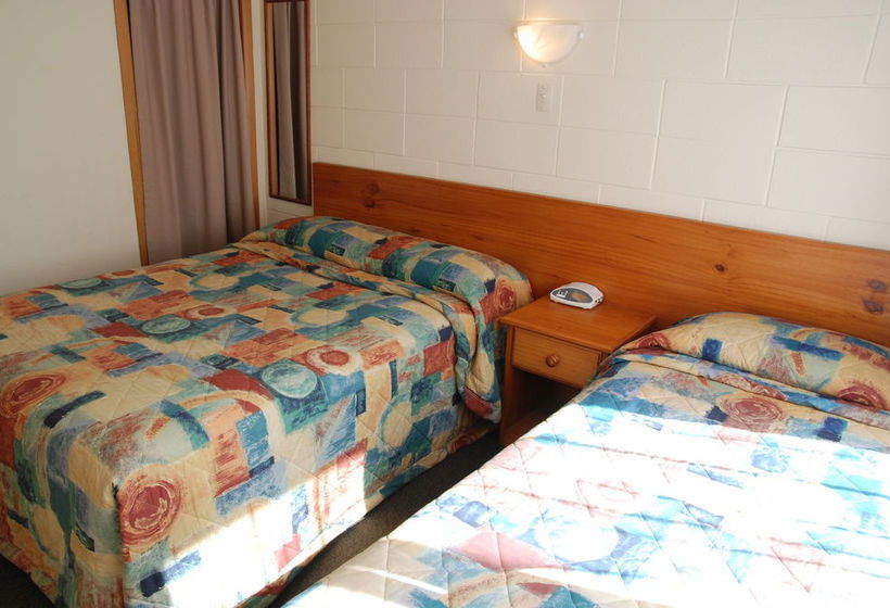 Manhattan Lodge Motel