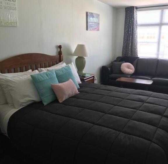 پانسیون Admirals Lodge