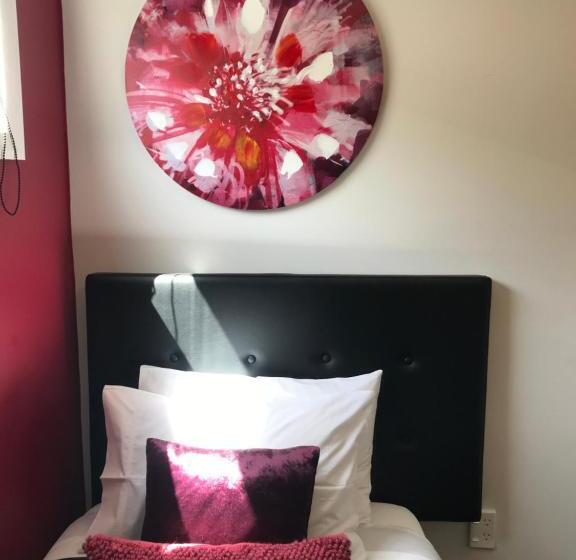 פנסיון Admirals Lodge