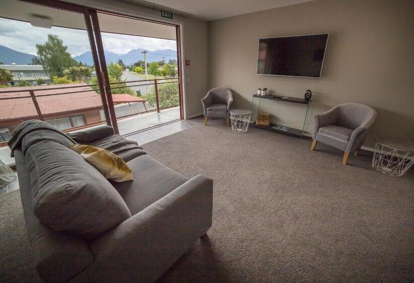 Red Tussock Motel