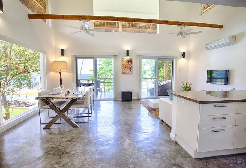 استراحتگاه Salaya Beach Houses