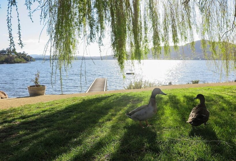 Riverfront Motel & Villas