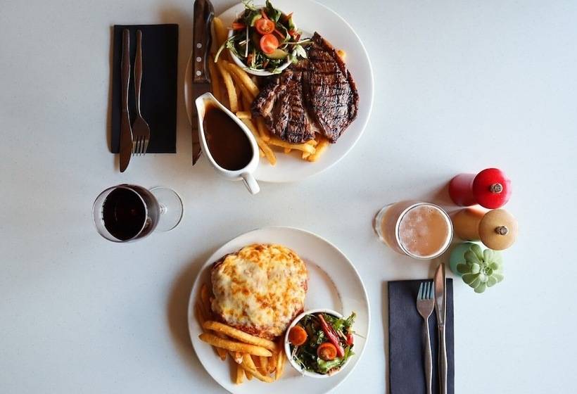 Riverfront Motel & Villas