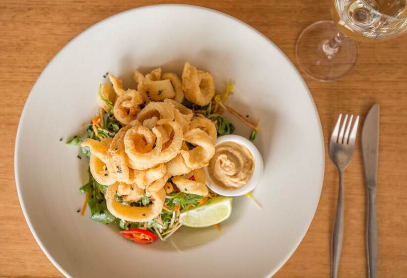 Riverfront Motel & Villas