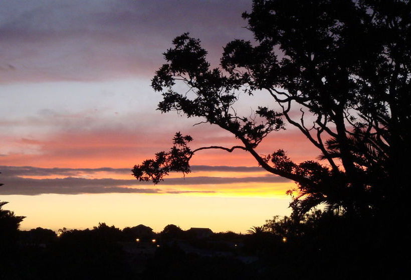 Tamara Riverside Lodge  Hostel/backpacker