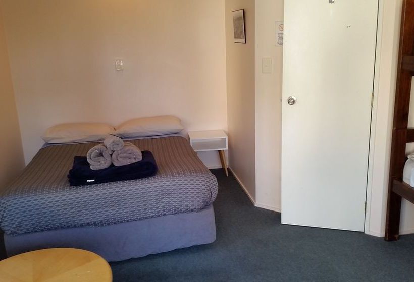 Tamara Riverside Lodge  Hostel/backpacker