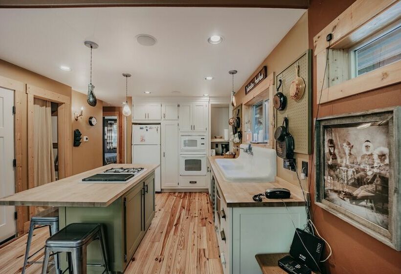 79mbr   Hot Tub   Pets Ok   Wifi   Bbq