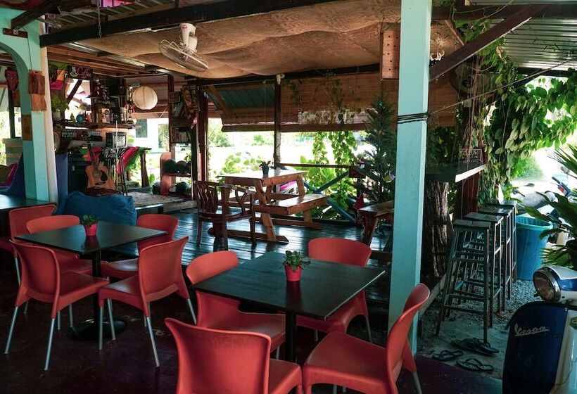 ユースホステル Indiana Cafe And Beds