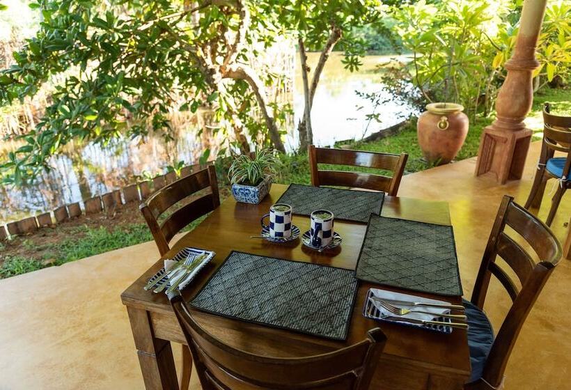 مبيت وإفطار Dcanal House