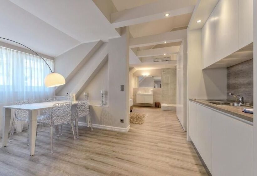 Living Am Carlsplatz