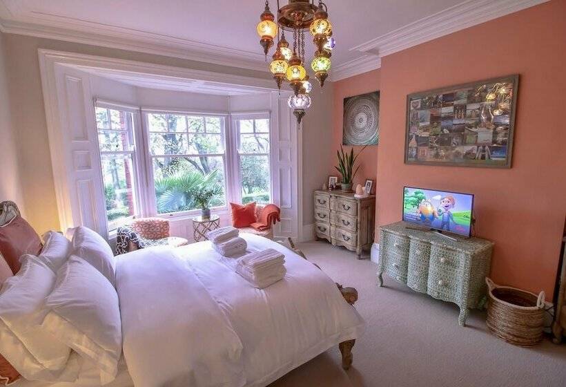 Fabulously Unique 3bd Home Sunderland