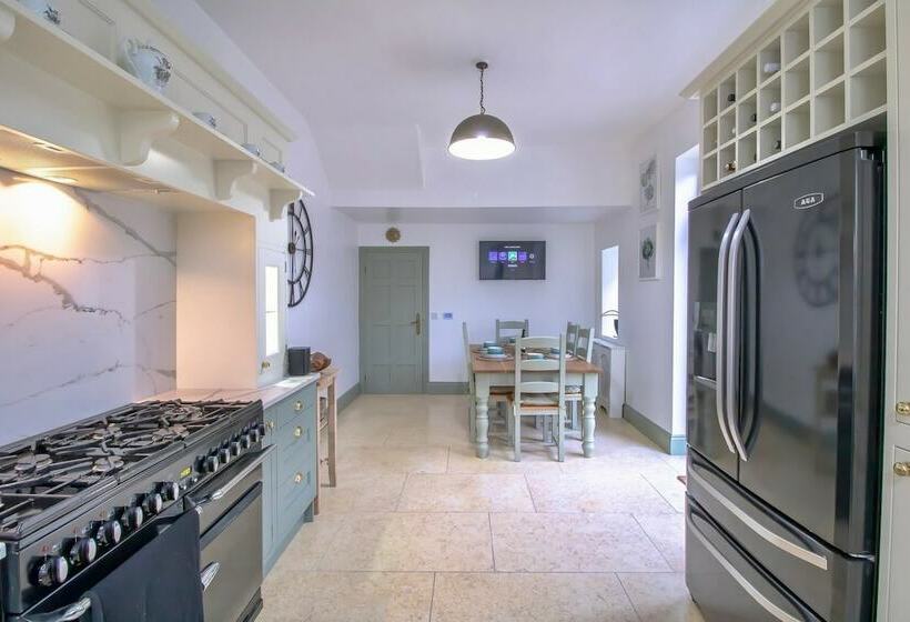 Fabulously Unique 3bd Home Sunderland