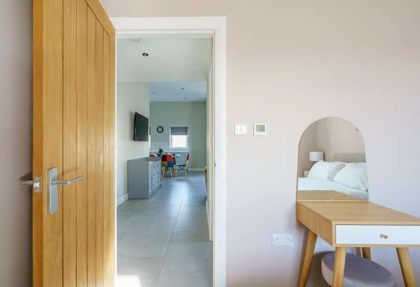 Fantastic And Sleek 3bd Home Wrington Bristol