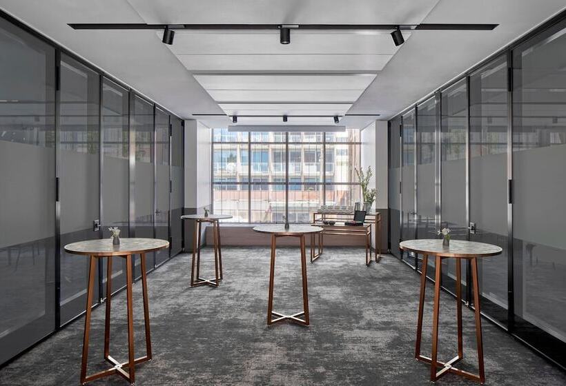 فندق Courtyard By Marriott Melbourne Flagstaff Gardens